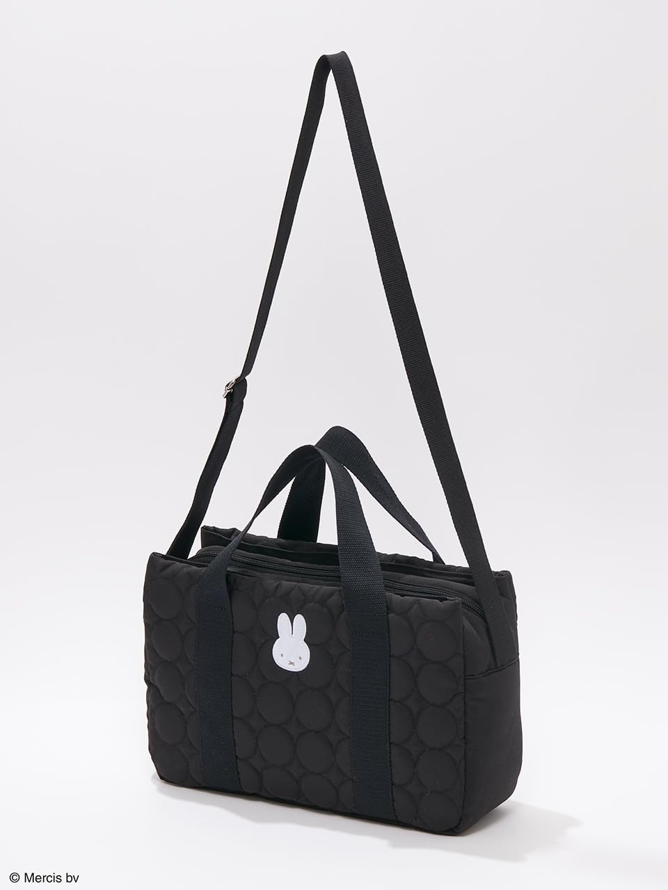 手持ちも肩掛けもできる2WAY仕様。ショルダーストラップの長さは120cm