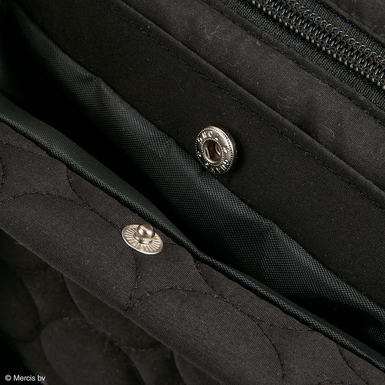 両側ポケットはスナップボタン