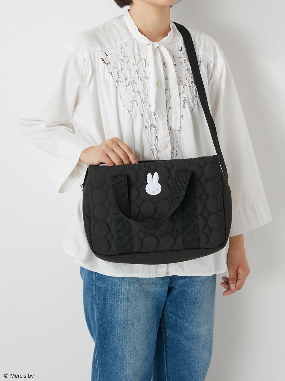 手持ちも肩掛けもできる2WAY仕様。ショルダーストラップの長さは120cm