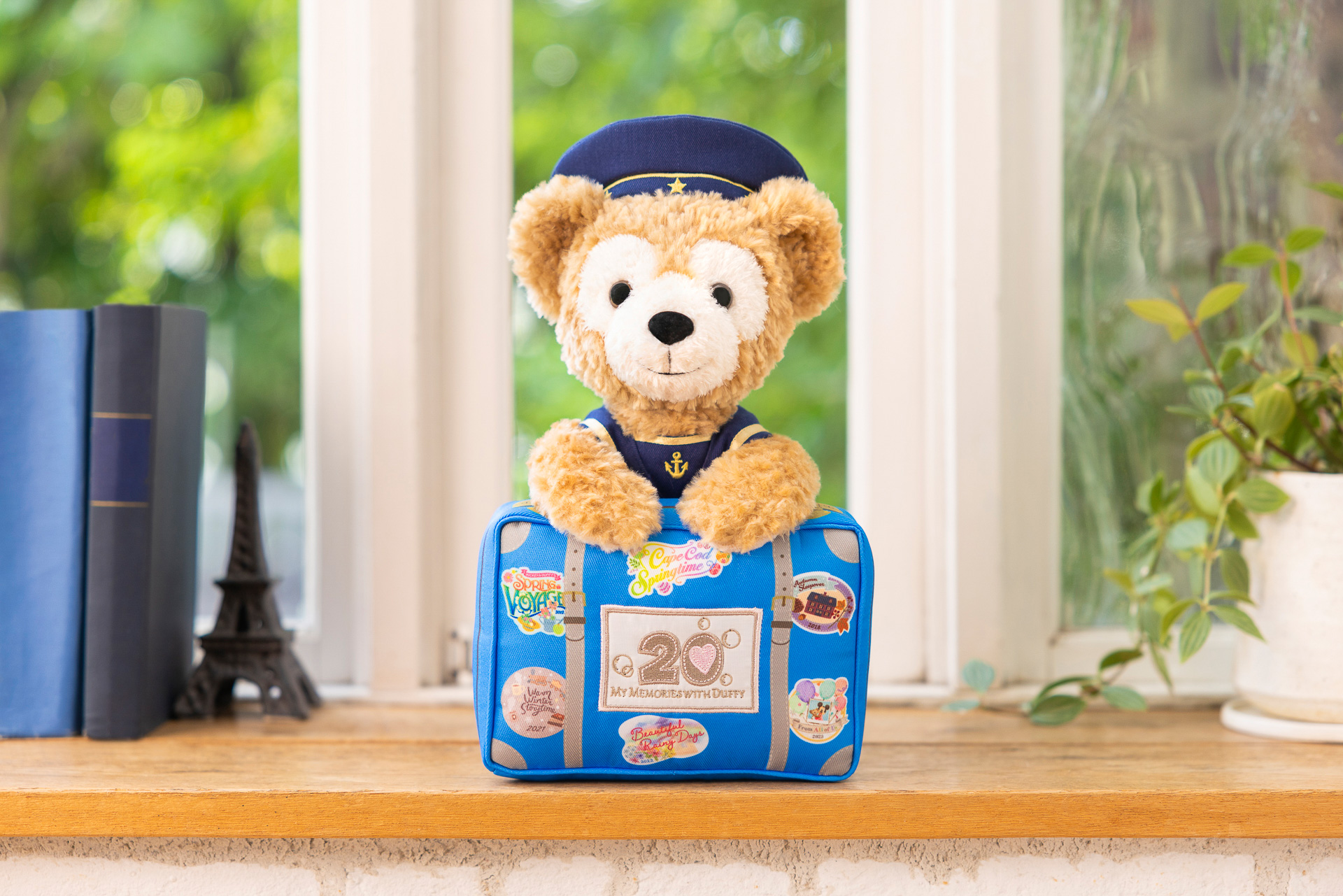 東京ディズニーシーで、青いトランクを持った20周年記念のダッフィー「ぬいぐるみ」（5500円）が発売！