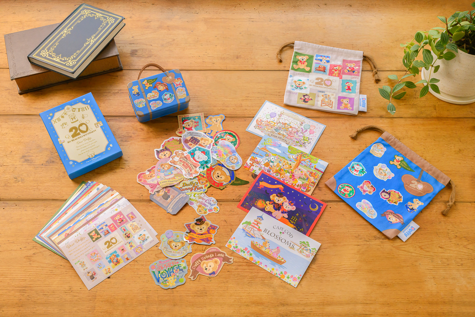 BOX入りの「ポストカードセット（20枚入り）」（2600円）ほか