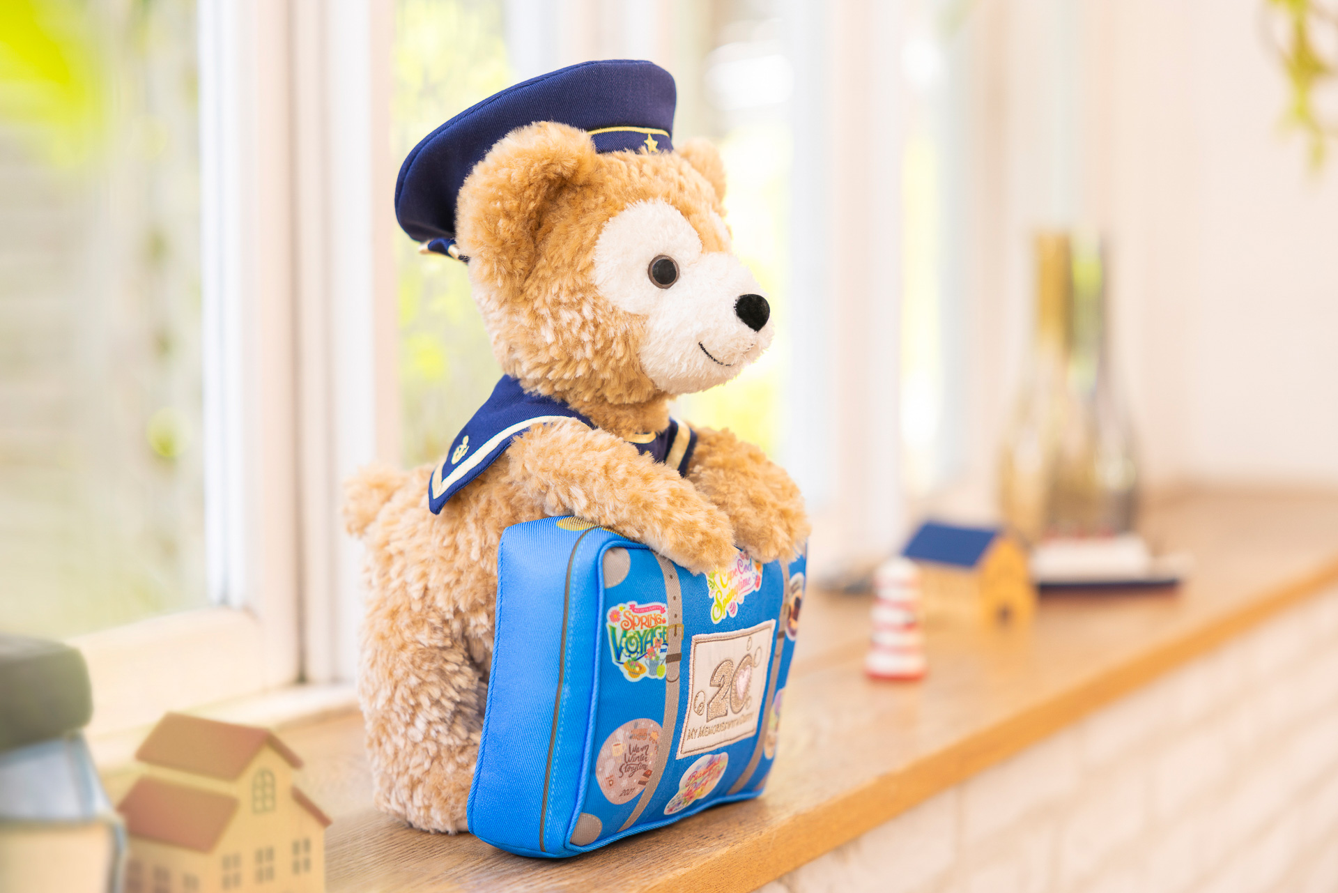 ブルーのトランクに帽子姿のVOYAGE感あふれる「ぬいぐるみ」（5500円）。正面に加えサイドから見ても愛らしい