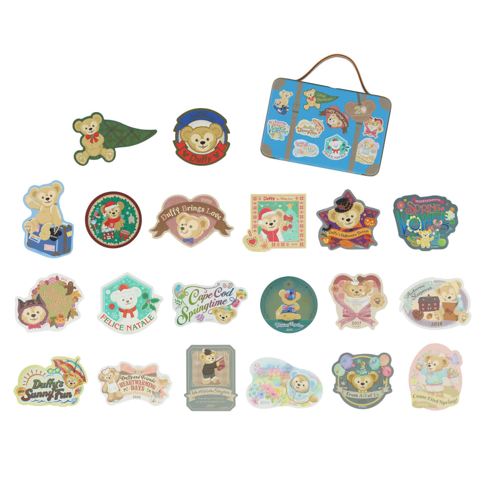 青いトランク持った「ダッフィー」ぬいぐるみ発売！ 20周年の思い出が