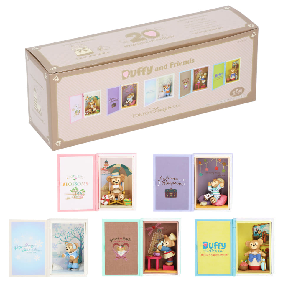 青いトランク持った「ダッフィー」ぬいぐるみ発売！ 20周年の思い出が