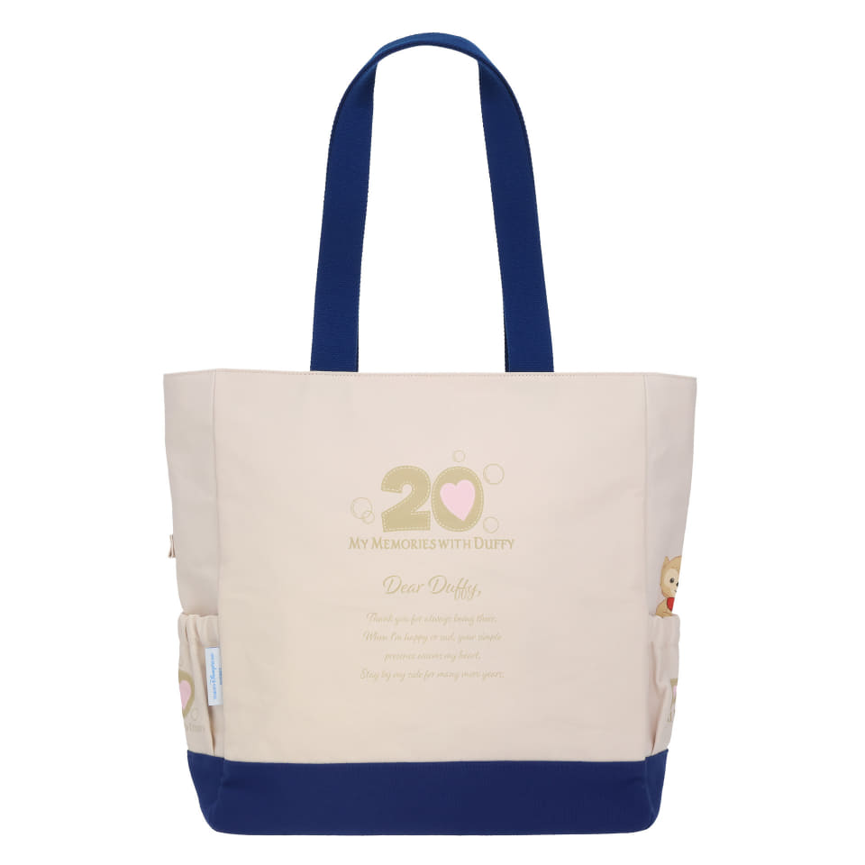 青いトランク持った「ダッフィー」ぬいぐるみ発売！ 20周年の思い出が