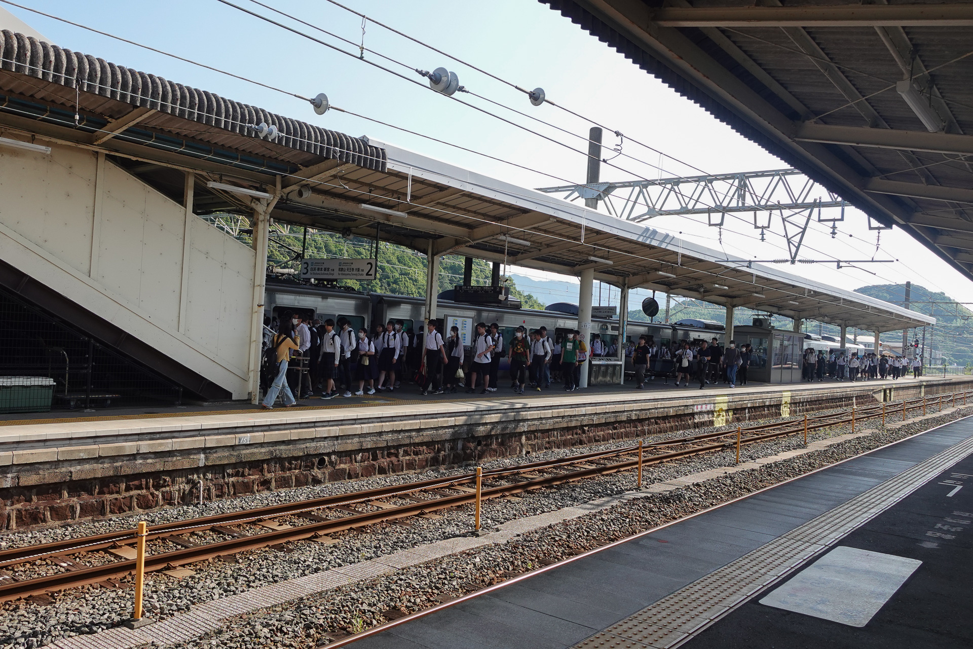 JR御坊駅到着後に駅出口・紀州鉄道ホームに移動する行列。階段や通路まで人で埋まっている