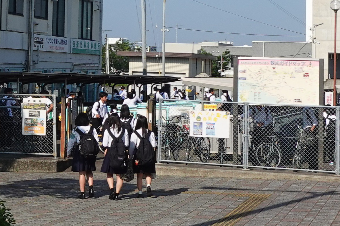 朝の自転車置き場。やたらと広い