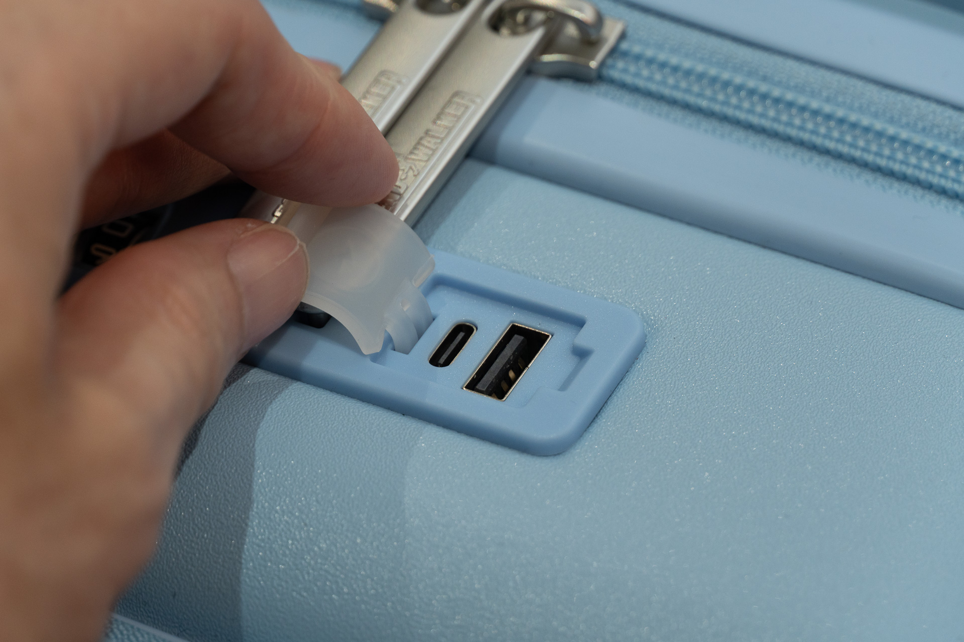 上面には、内部に収納したモバイルバッテリーから充電を行なうためのUSB Type-A/Cポートを備える