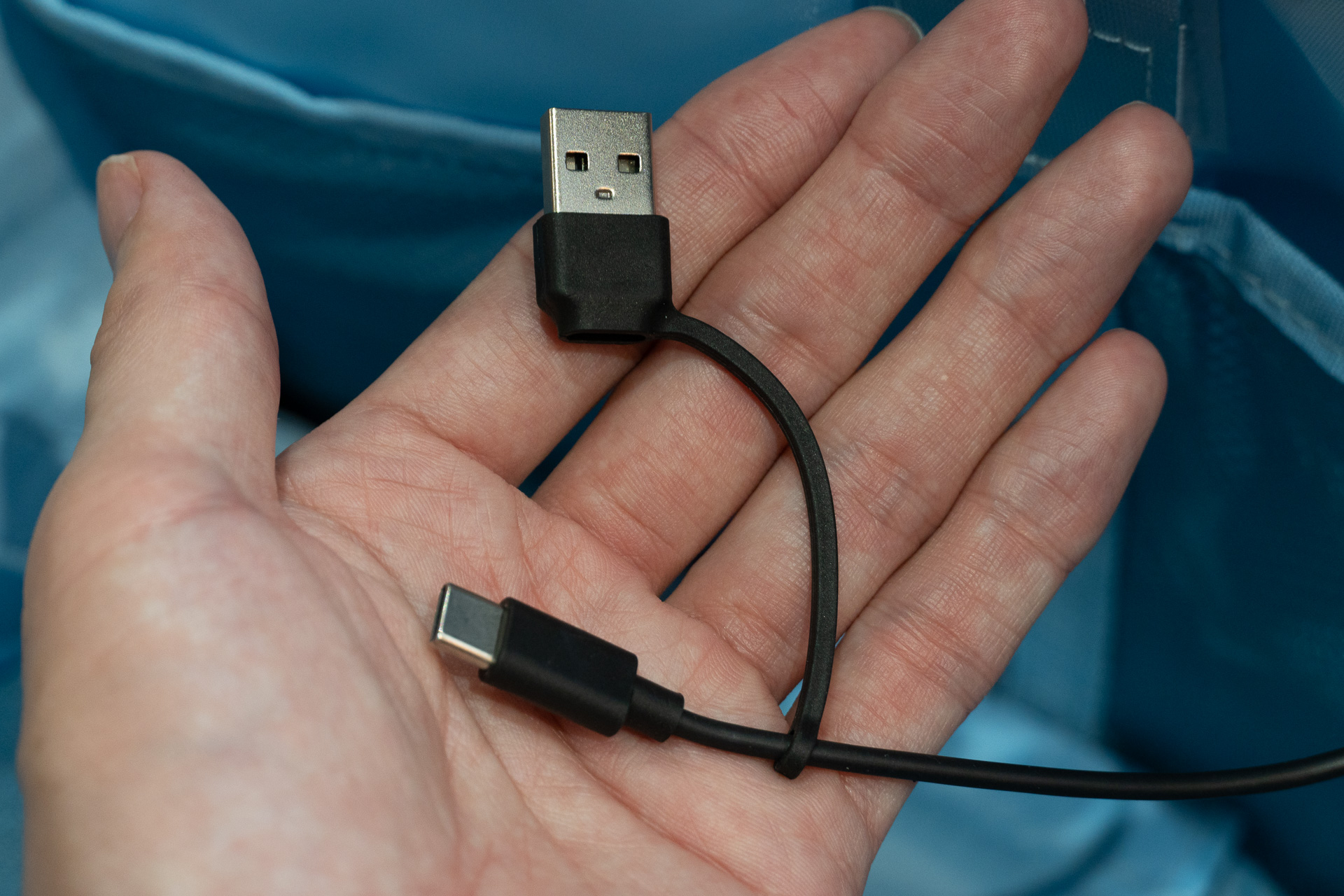 その内側にはモバイルバッテリーと接続するためのケーブルがある。こちらもUSB Type-A/C
