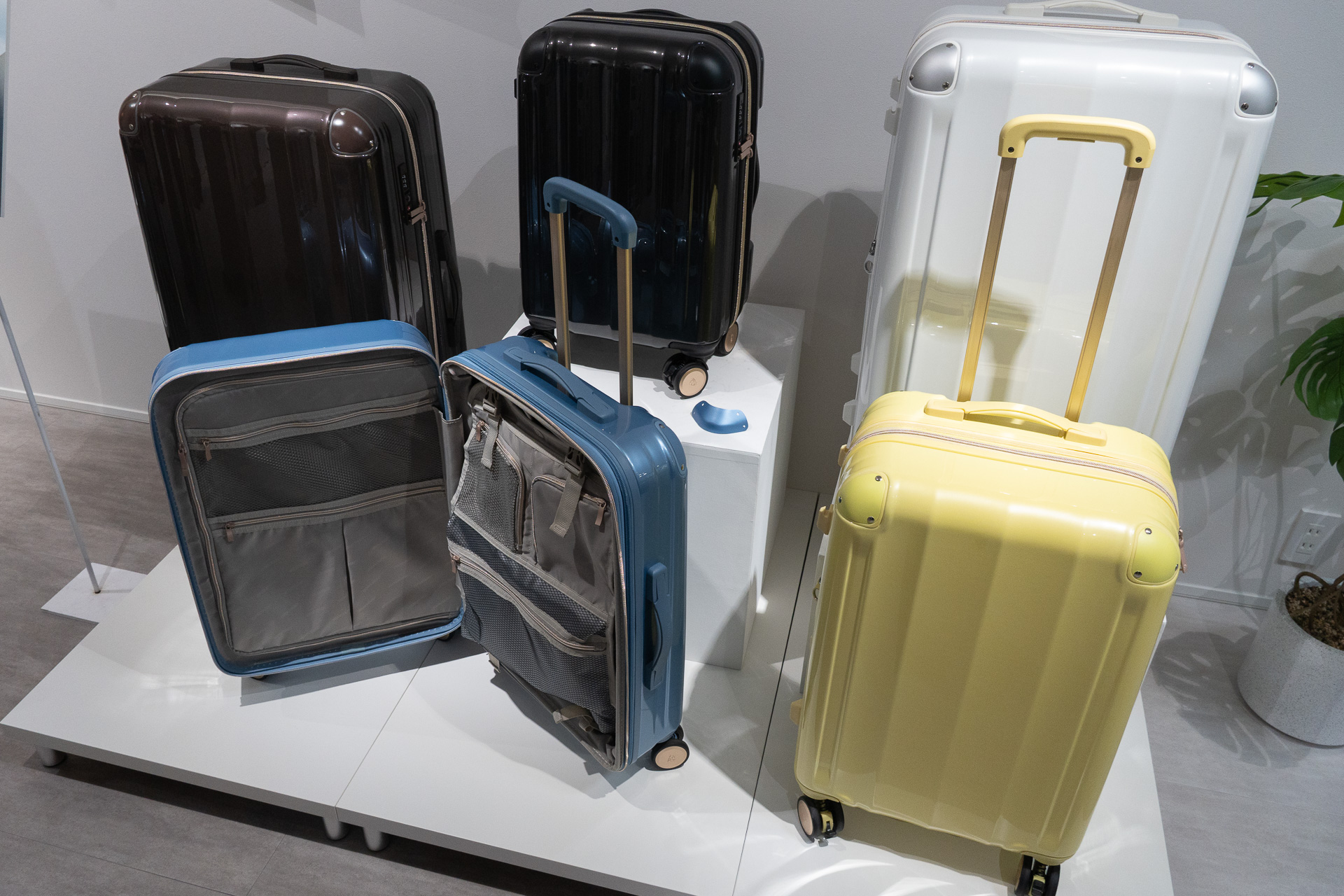 つやつやのボディが目立つ「VELIRO（ヴェリーロ）」。横倒しにした本体の上に、旅先で購入したグッズ・フードを乗せて撮る、といった使い方もできそう