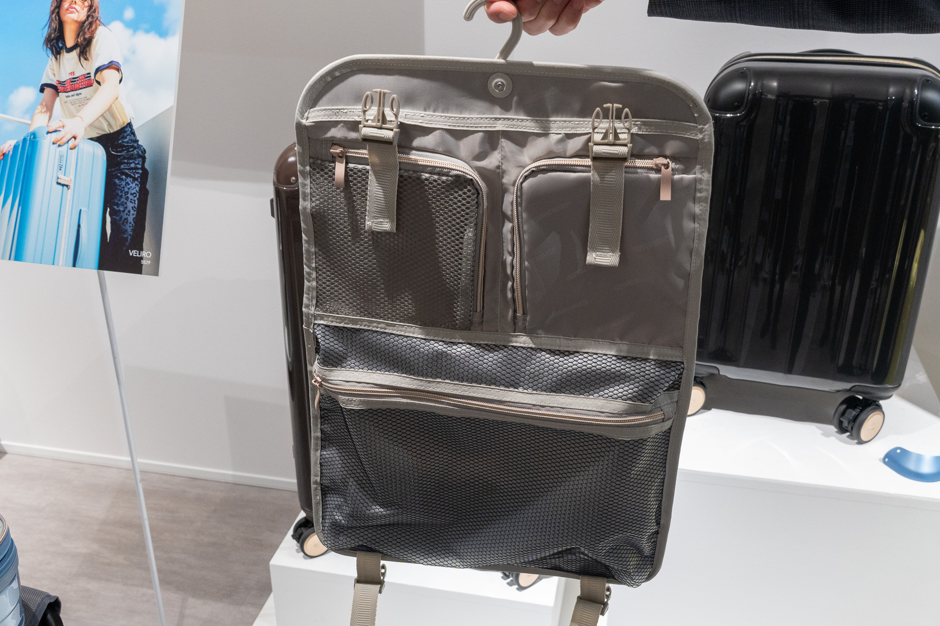 右のカバーは取り外してフックに掛けられる。洗顔・入浴用の液体物などを入れたり、脱いだ下着を入れたり、といった使い方ができそう