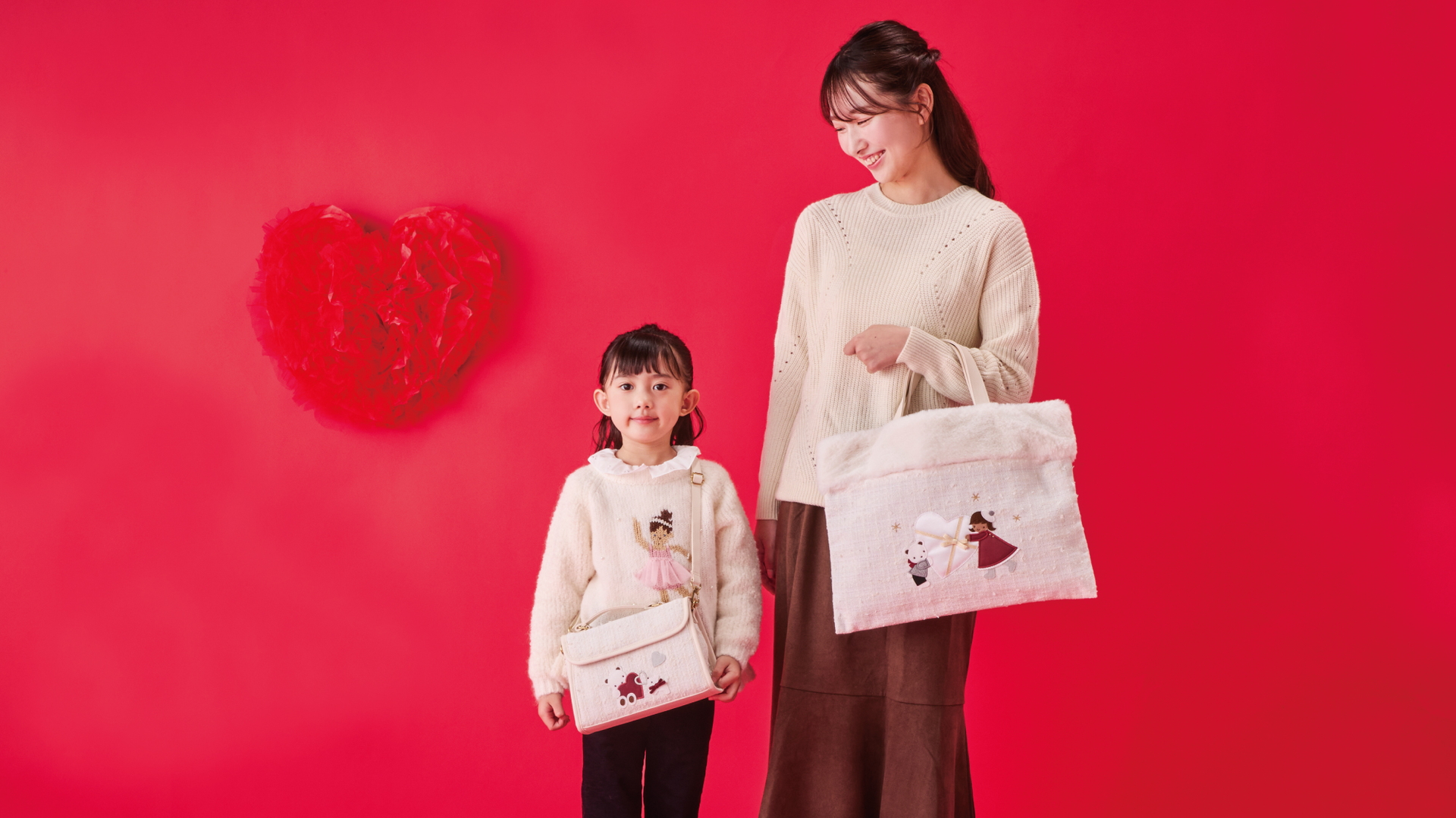 「ホワイトクリスマス」をテーマにファンシーツイード生地を使用したバッグなどが登場