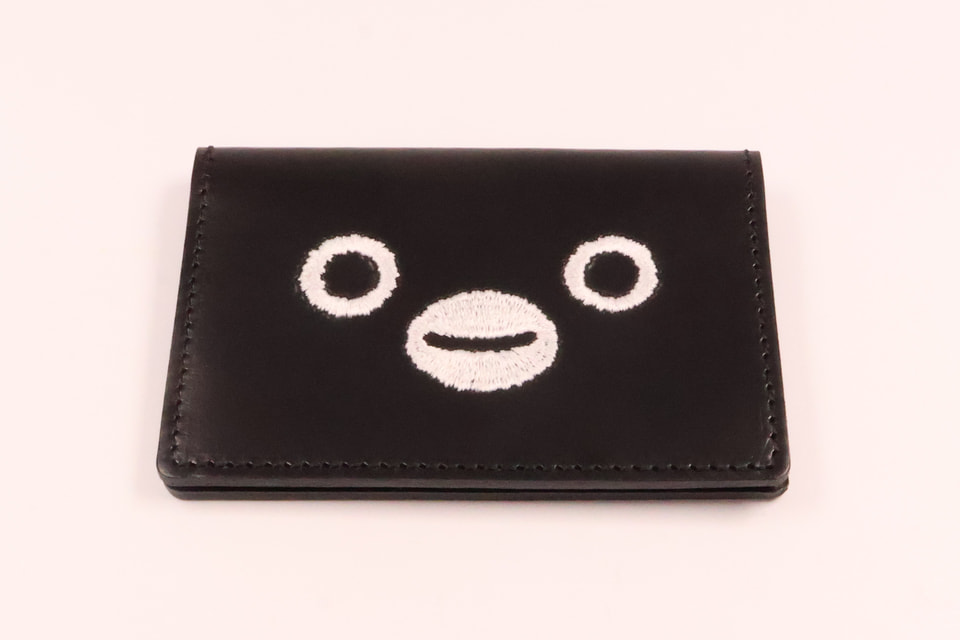 Suicaのペンギン、どアップの名刺ケースやぬいぐるみ発売。TRAINIARTの