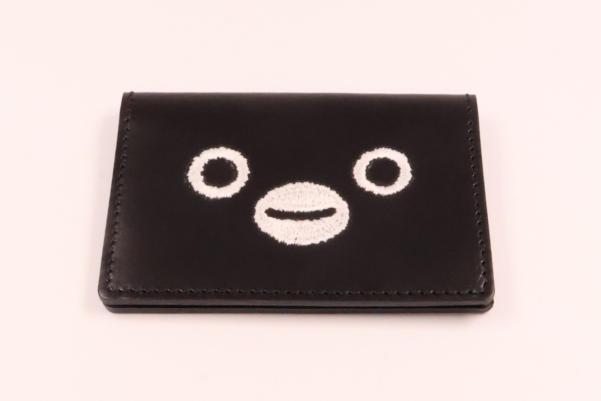 「Suicaのペンギン 牛革名刺入れ」（7480円）