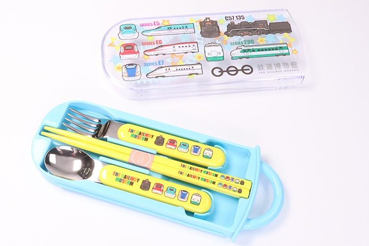 Suicaのペンギン、どアップの名刺ケースやぬいぐるみ発売。TRAINIARTの