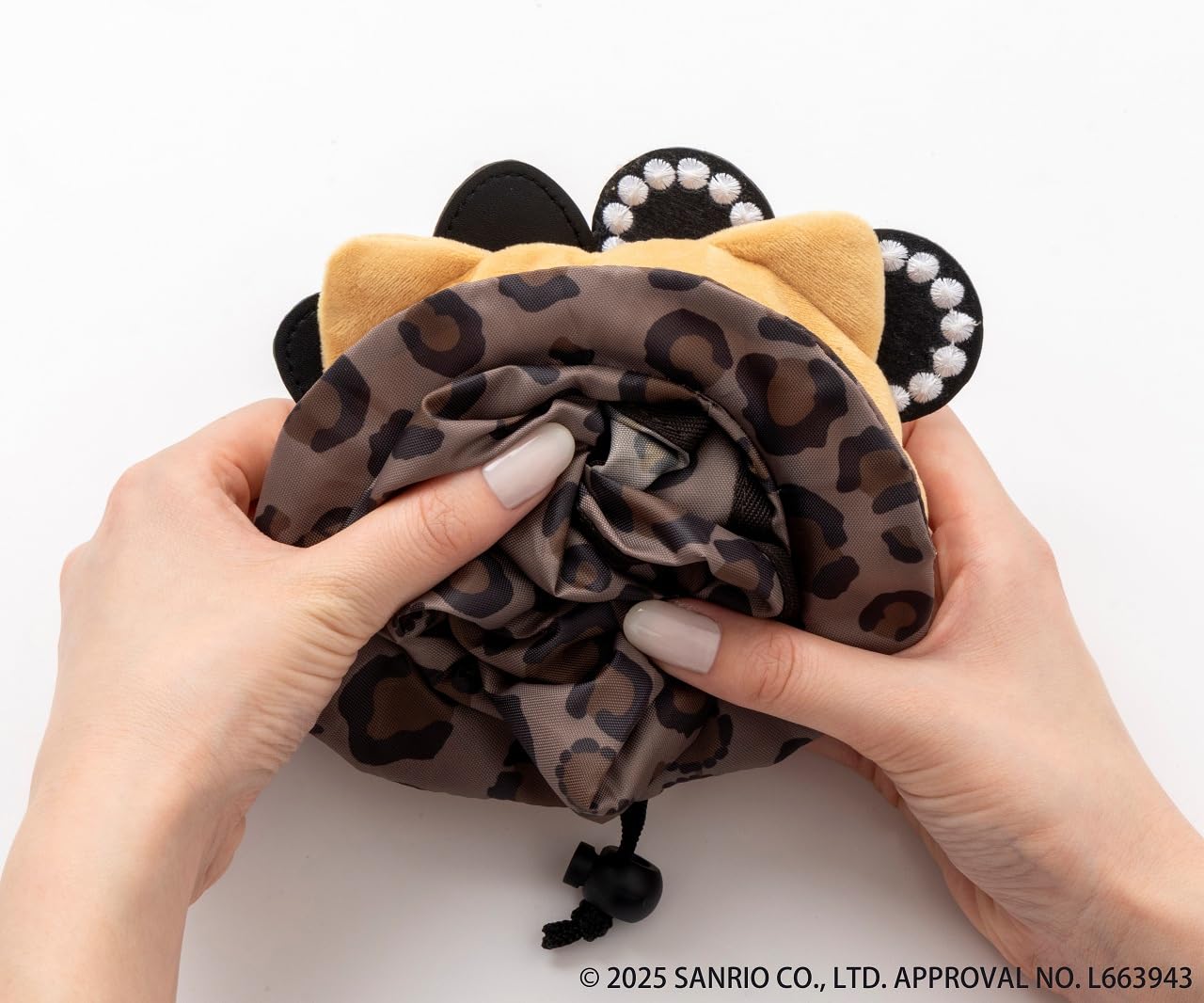 バッグをクシュッとまとめるとぬいぐるみになる収納一体型