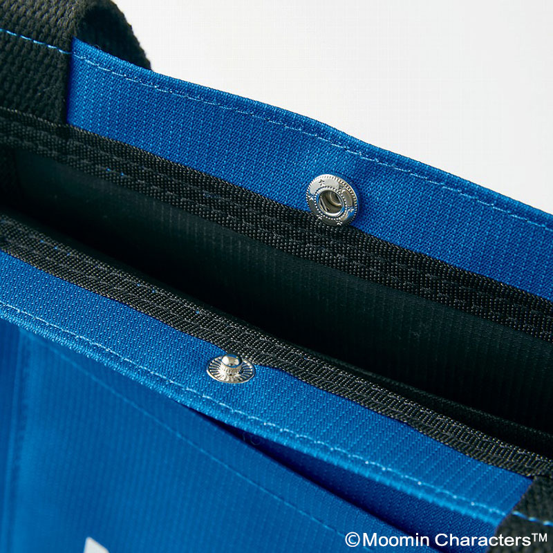 開口部がスナップボタンで留める仕様