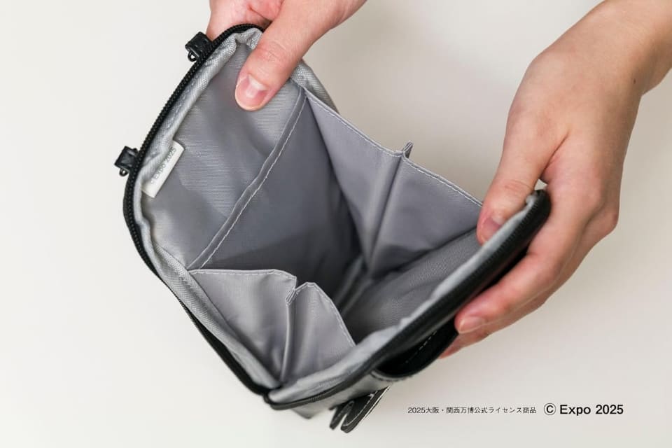 黒ミャクミャク」スマホポシェットが12月に発売！ 予約注文スタート