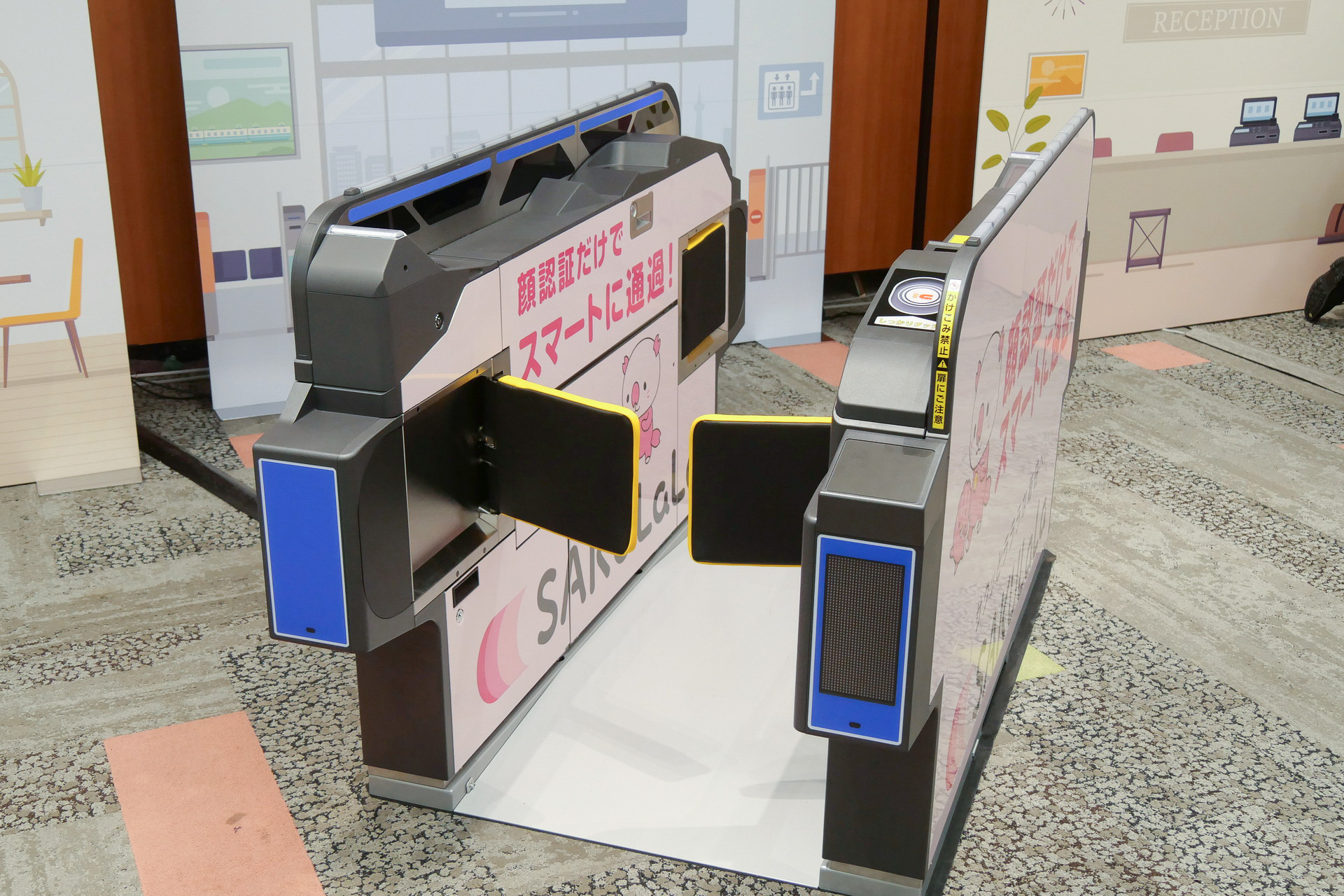会場に設置された顔認証カメラ内蔵の自動改札機。2026年春に東武宇都宮線の一部駅への導入を予定している