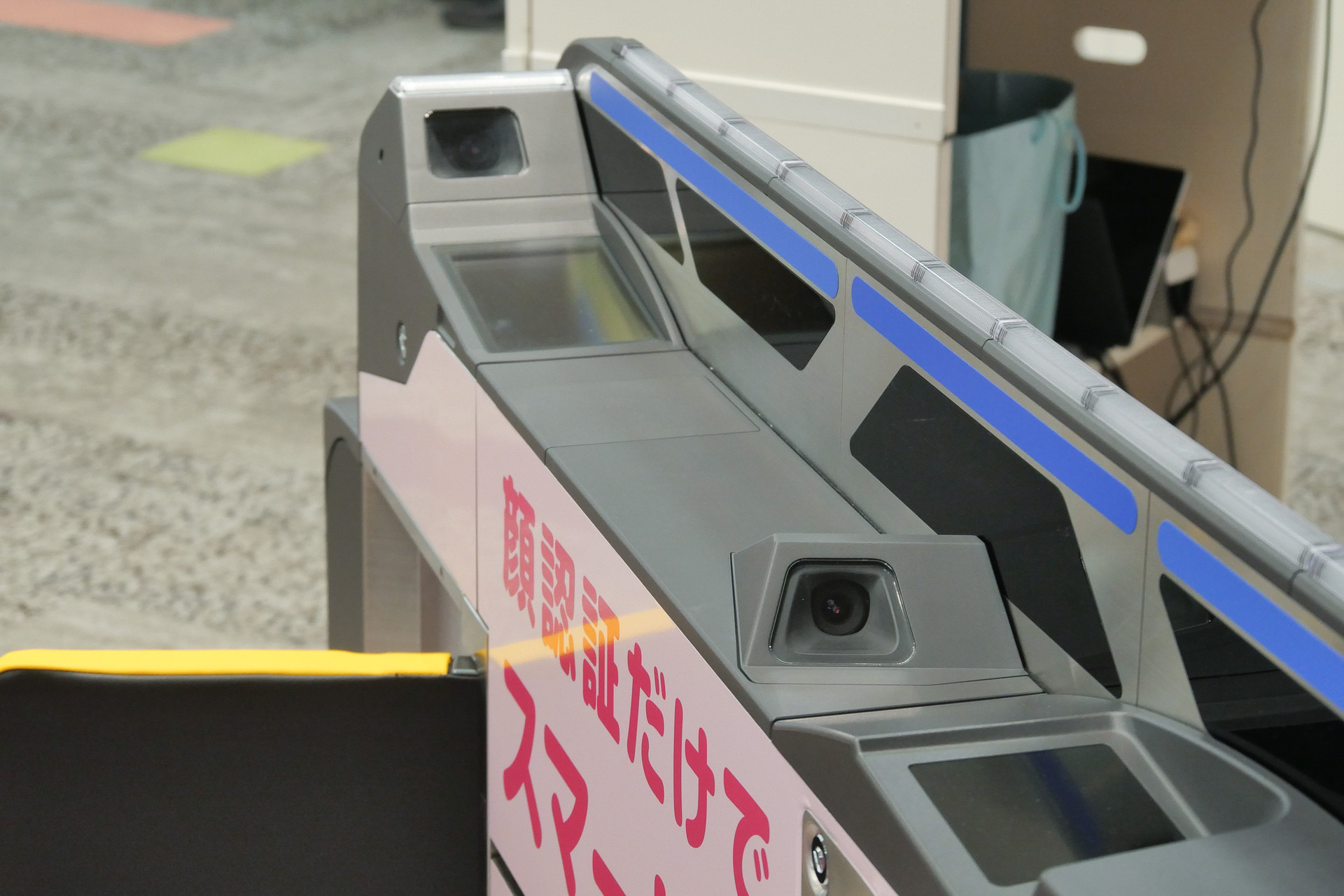 顔認証のカメラを改札機の奥と中央付近の2か所に搭載