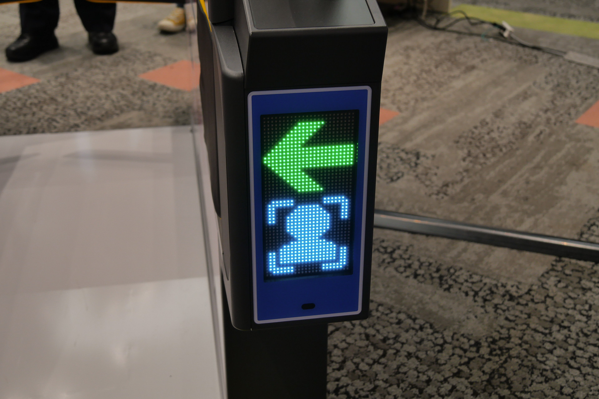 手前のLEDで顔認証に対応していることを示す