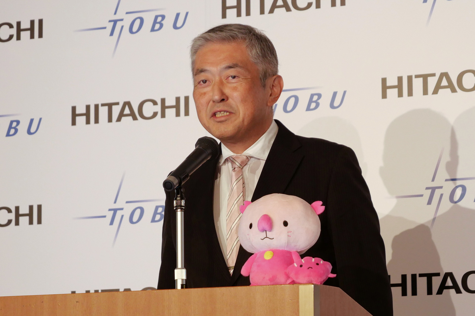 顔認証対応改札について説明する、東武鉄道株式会社 経営企画本部 本部長 竜江義玄氏