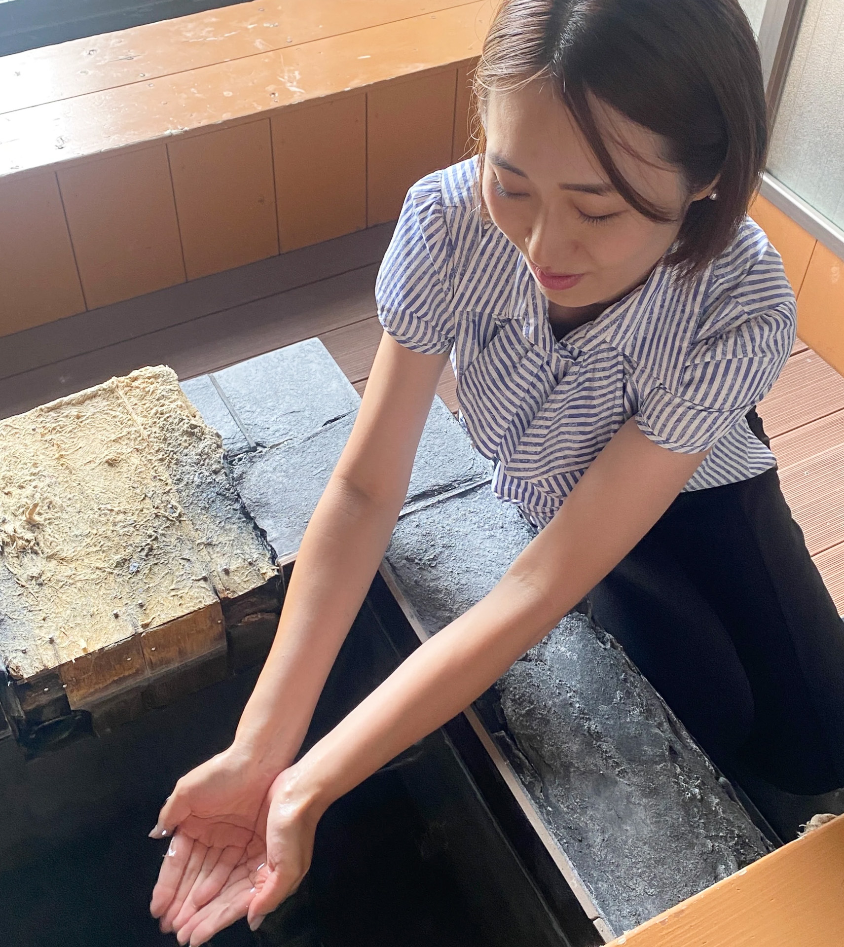 しっとりなめらかな温泉湯に触ている様子