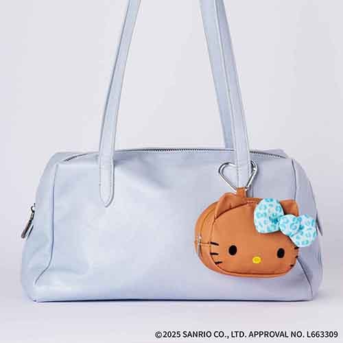 ポーチチャームのカラビナはどちらもハート型。マイバッグに取り付けて、リップやイヤホンなどの小物をかわいく持ち歩ける