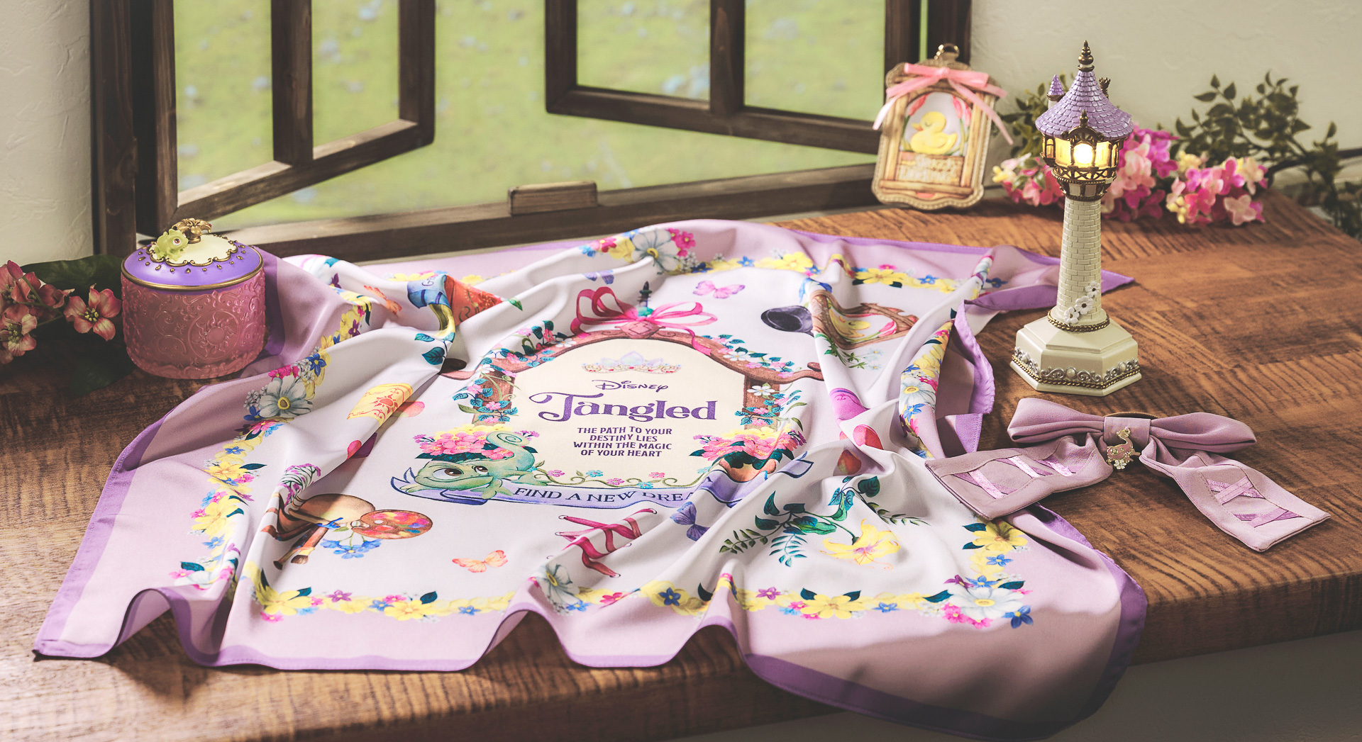 ディズニーストアは「塔の上のラプンツェル」公開15周年記念アイテムを発売する