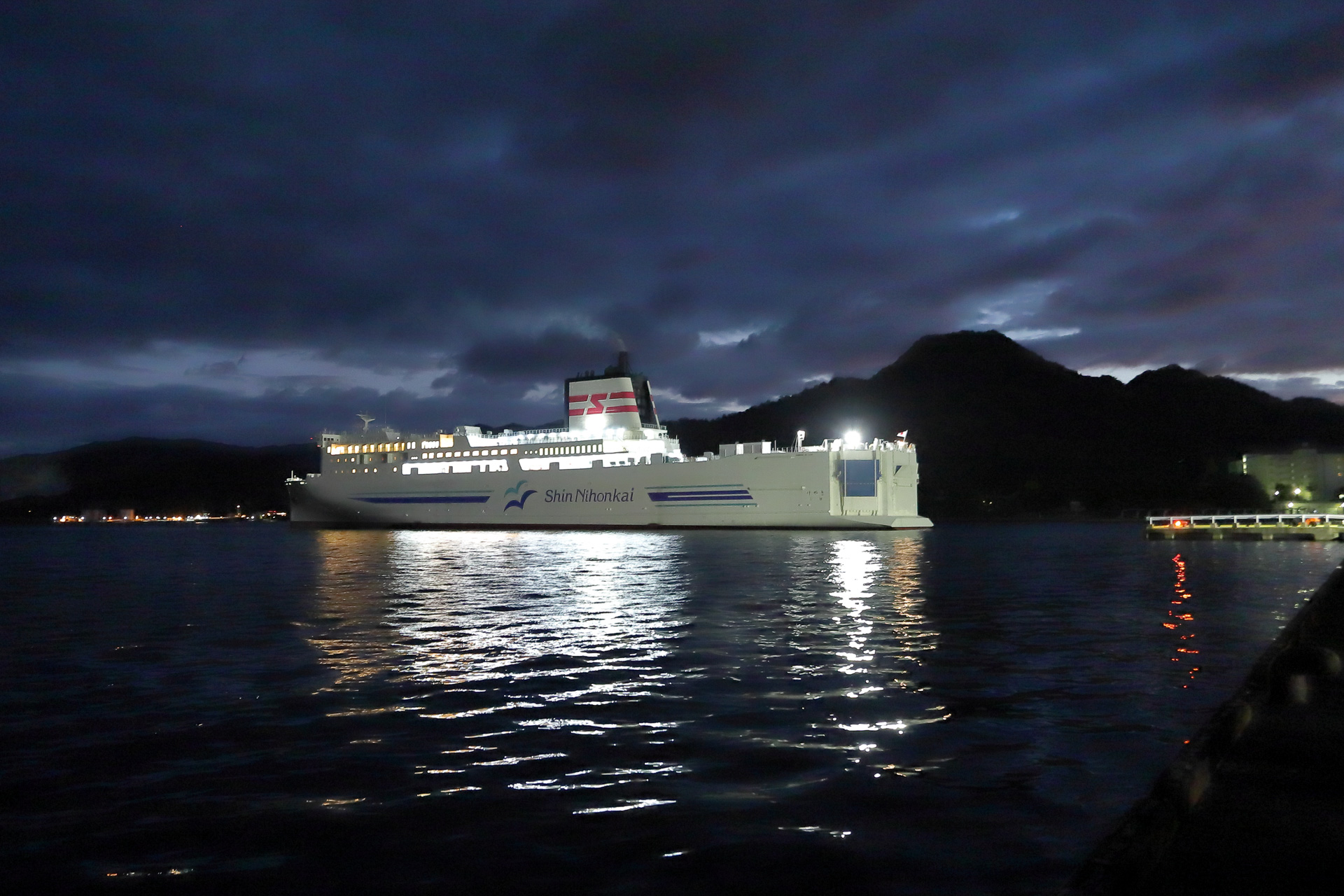 11月12日5時50分ごろ、舞鶴港に到着した「けやき」。アヒルの尻尾のように突き出した船尾「ダックテール」に注目