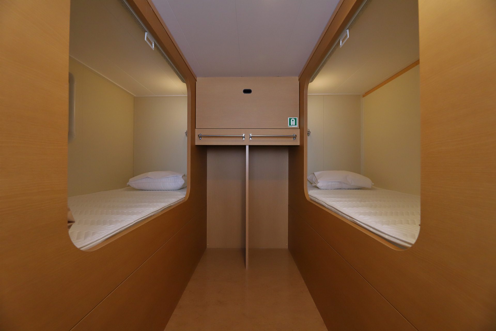 「ツーリストA1」。ドアはないがシャッターでプライバシーを確保できる