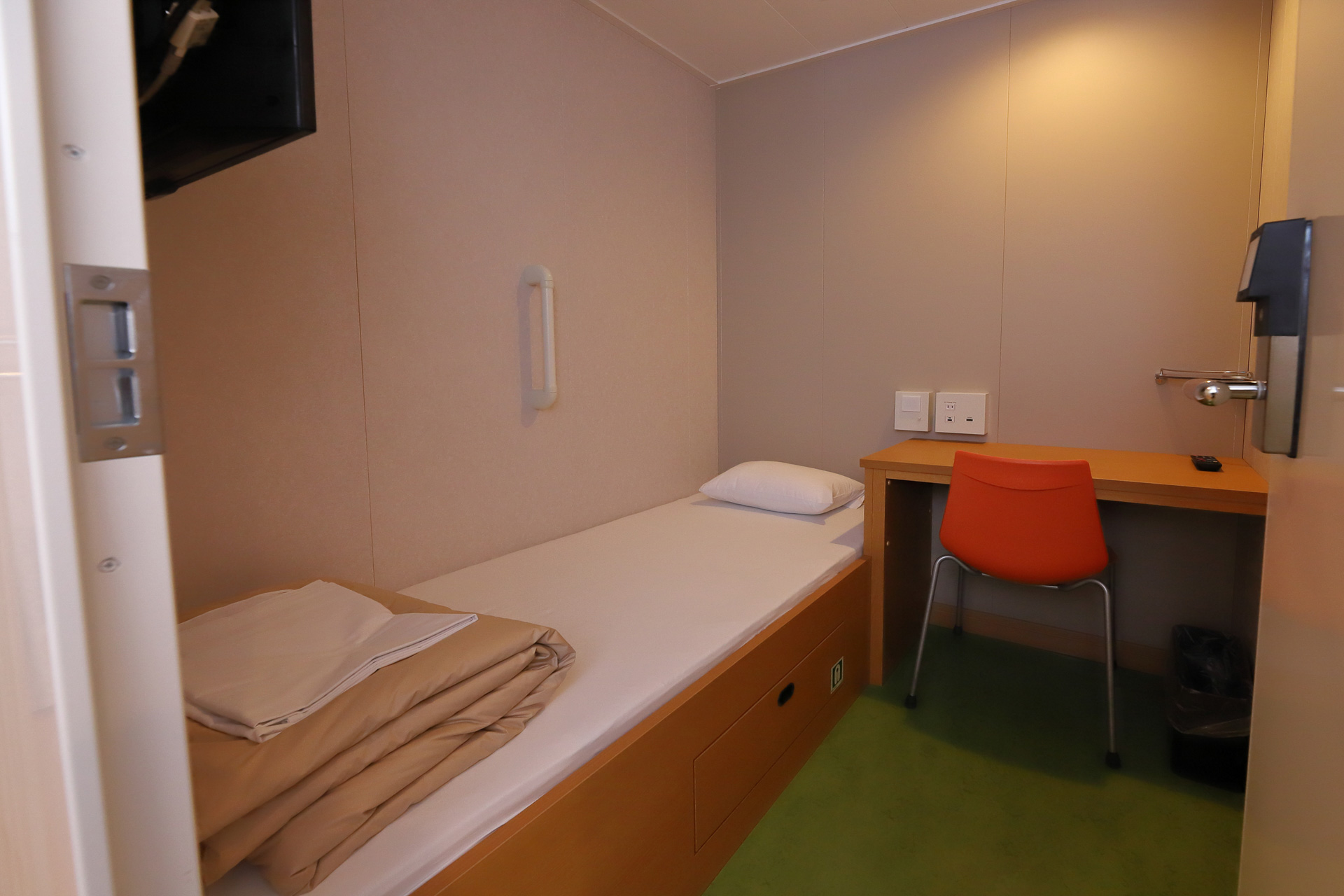 「ツーリストS」。デスクとチェア、テレビがあり、ドアがロックできるためセキュリティ性も高い