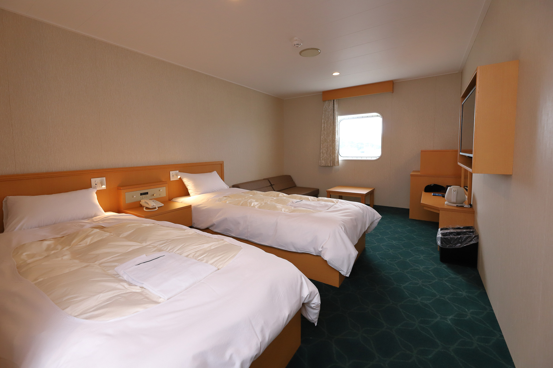 「ステートS（定員4名）」。ソファベッド、シャワートイレ、洗面台、シャワールーム完備でファミリーや小グループに向いている