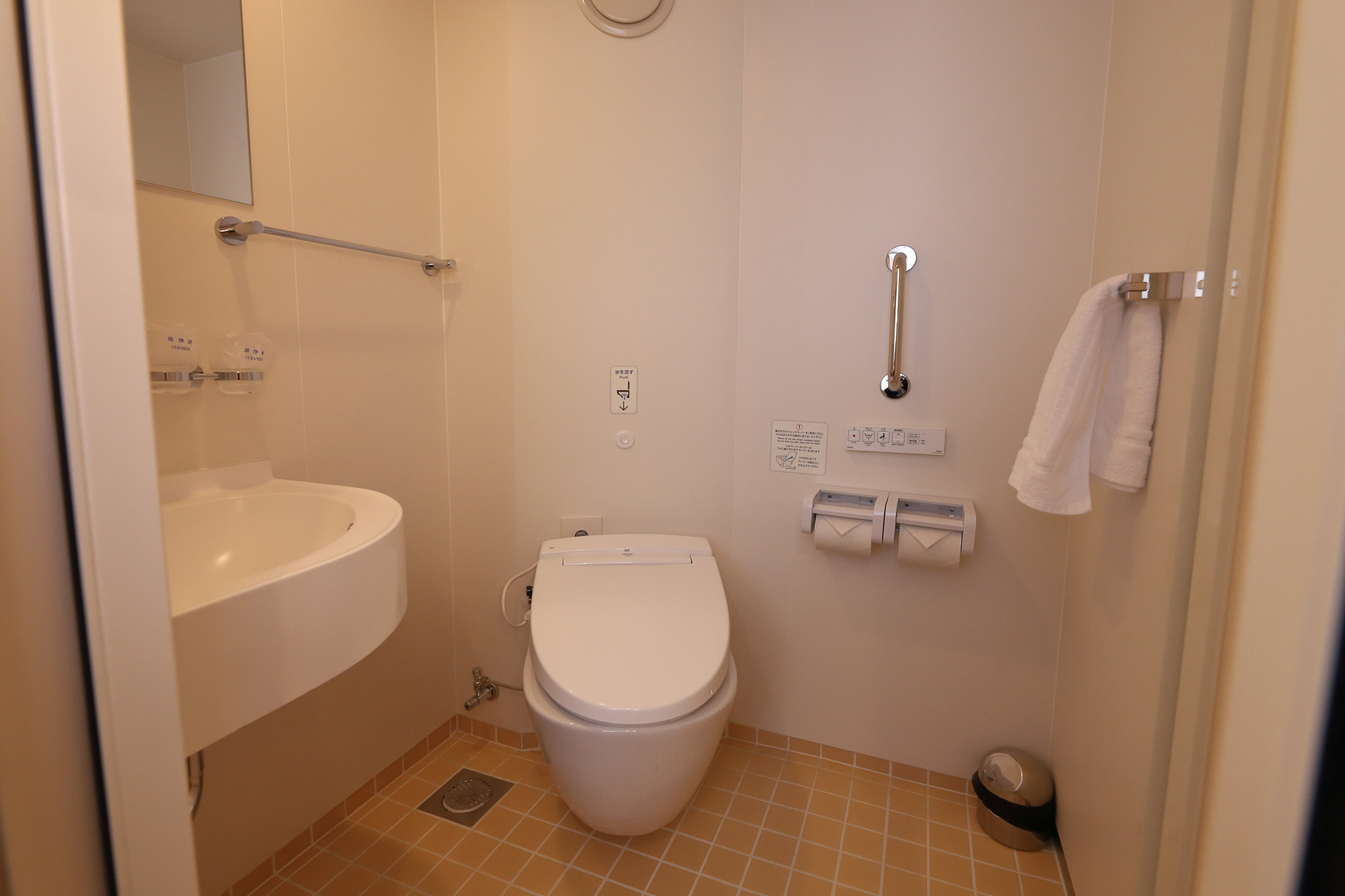 「ステートS（定員4名）」。ソファベッド、シャワートイレ、洗面台、シャワールーム完備でファミリーや小グループに向いている