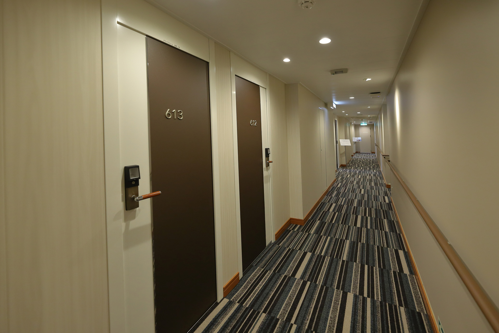 6階の通路。手前のドアはデラックスAで、奥（船首側最前部）にスイートがある