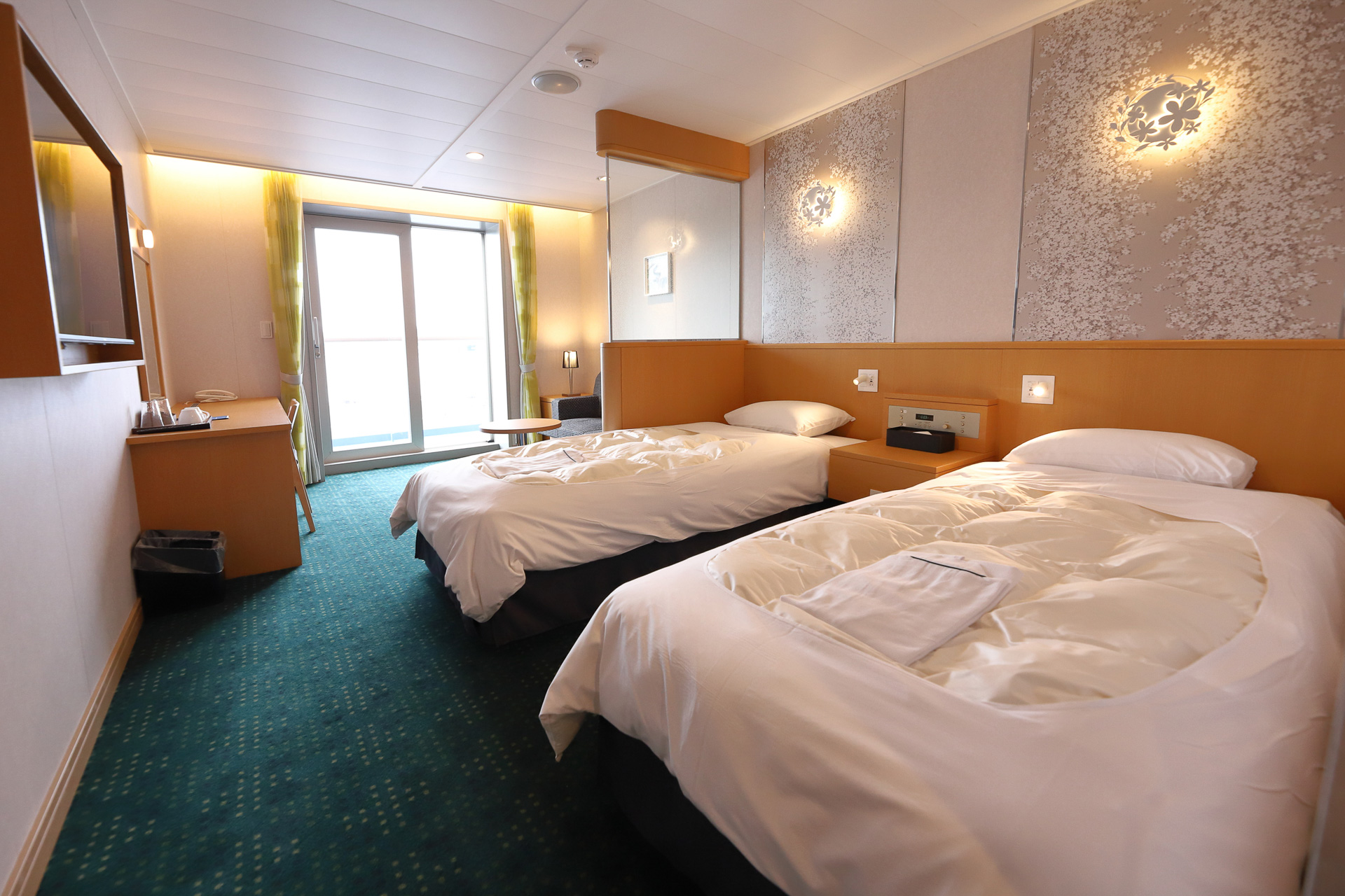 「デラックスA」。テラスやユニットバスもあり、ワンランク上のゆったりした船旅が楽しめそうだ