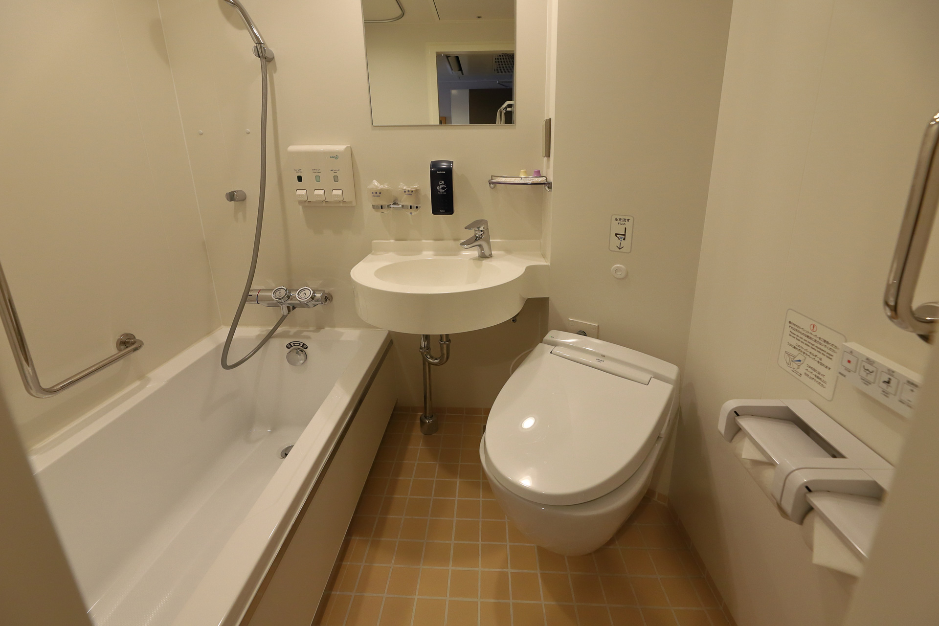 「デラックスA」。テラスやユニットバスもあり、ワンランク上のゆったりした船旅が楽しめそうだ