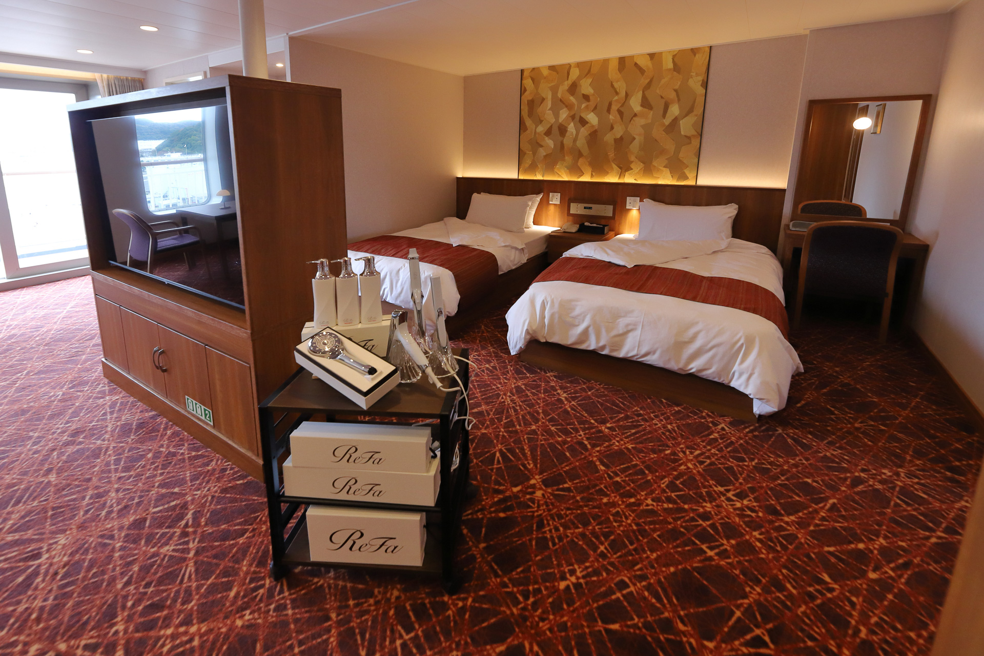 「スイートルーム」。バルコニー付きで55m<span class="em sup">2</span>の広さ。浴室には「ReFa」ファインバブルのシャワーも備える