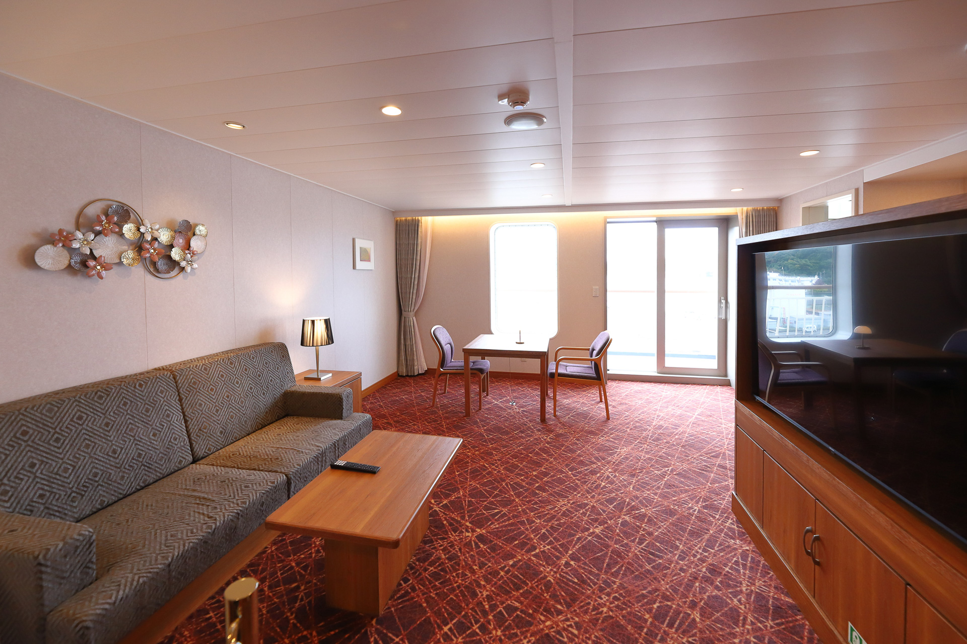 「スイートルーム」。バルコニー付きで55m<span class="em sup">2</span>の広さ。浴室には「ReFa」ファインバブルのシャワーも備える