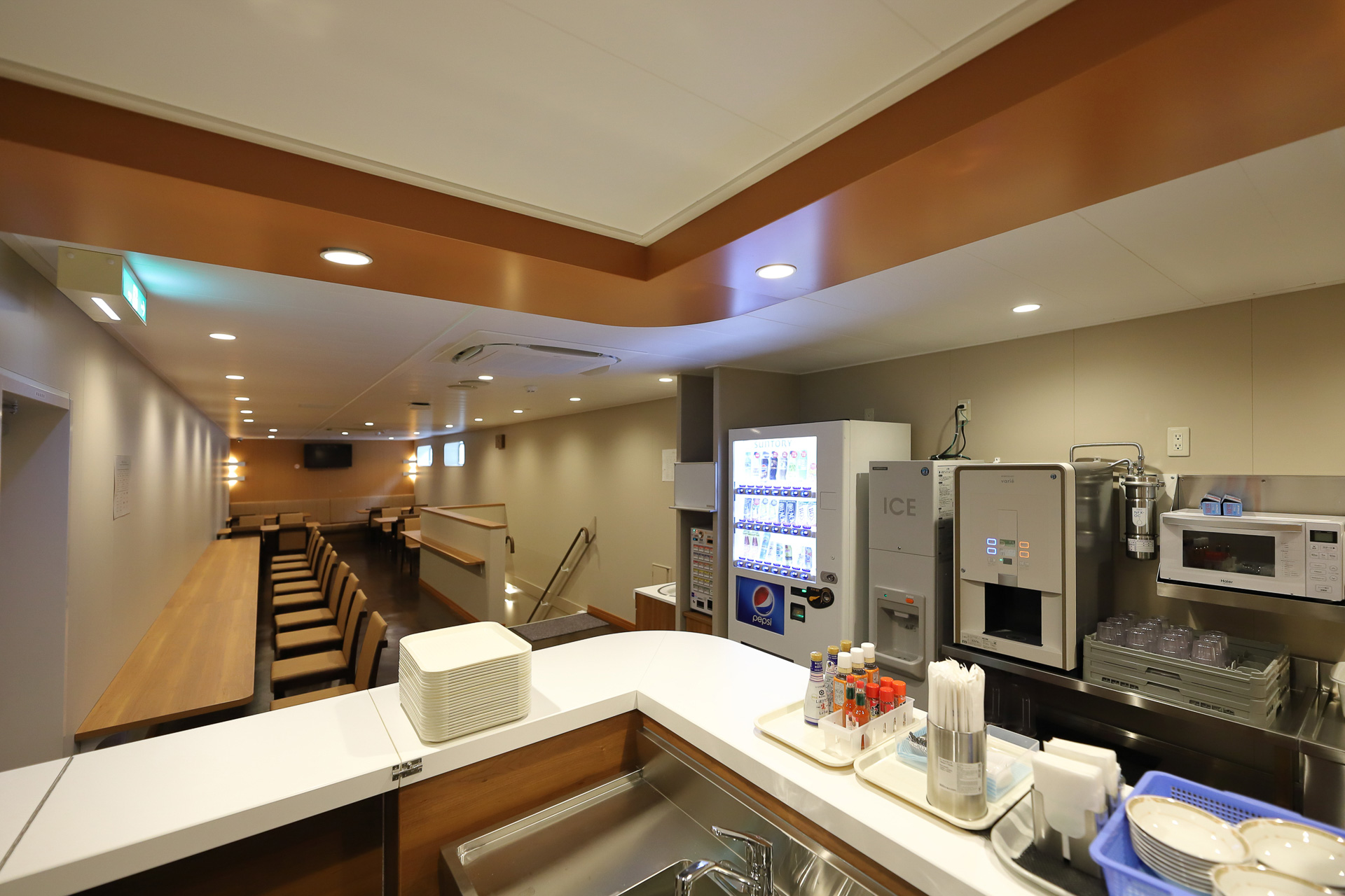 ドライバールームから階段を上がればすぐドライバーズレストランがある。電子レンジや自動販売機もあり使い勝手もよさそうだ