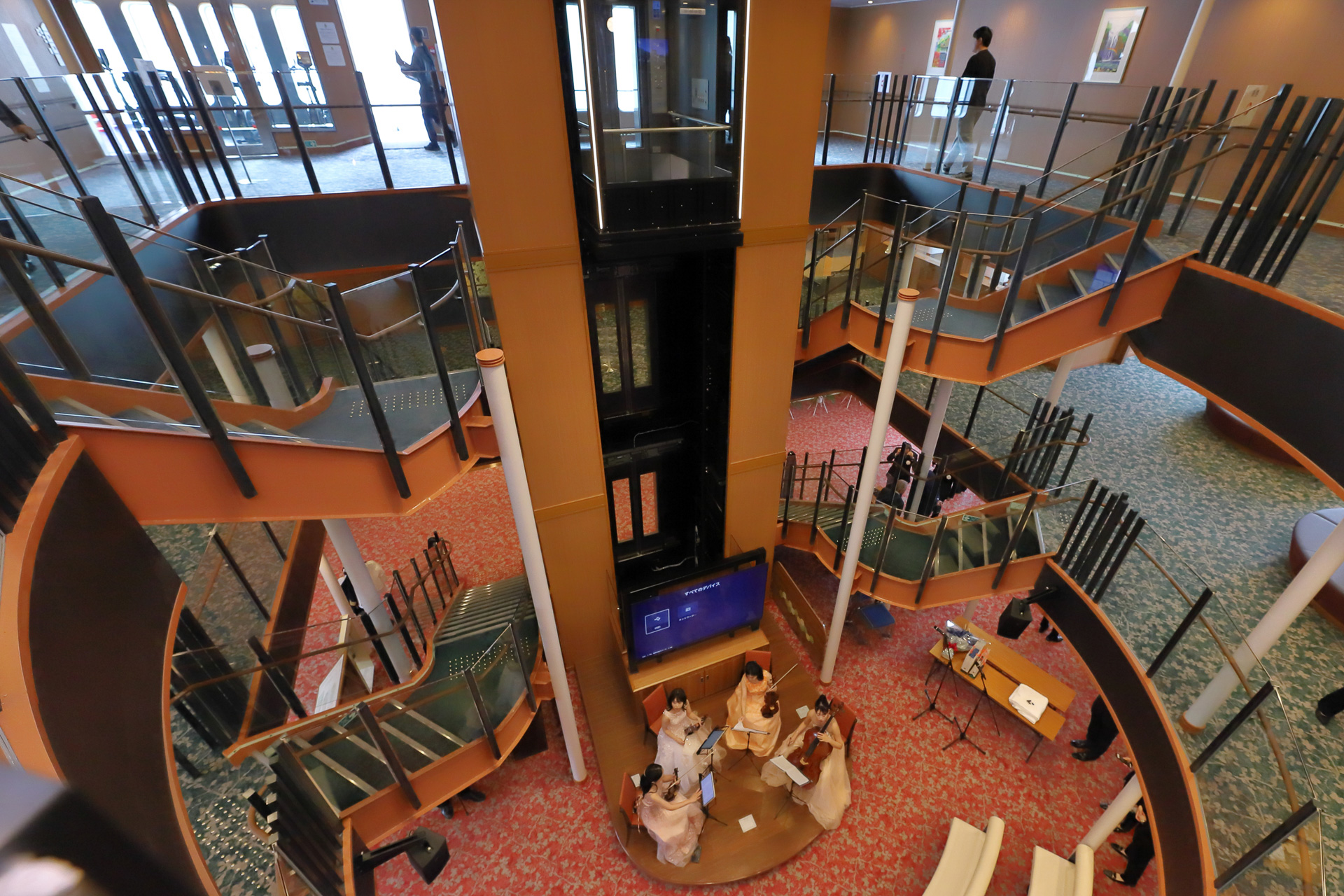 エントランスホールは4階から6階までの吹き抜け構造。ここより前部が客室で、後部にはレストランやデッキ、機関部がある