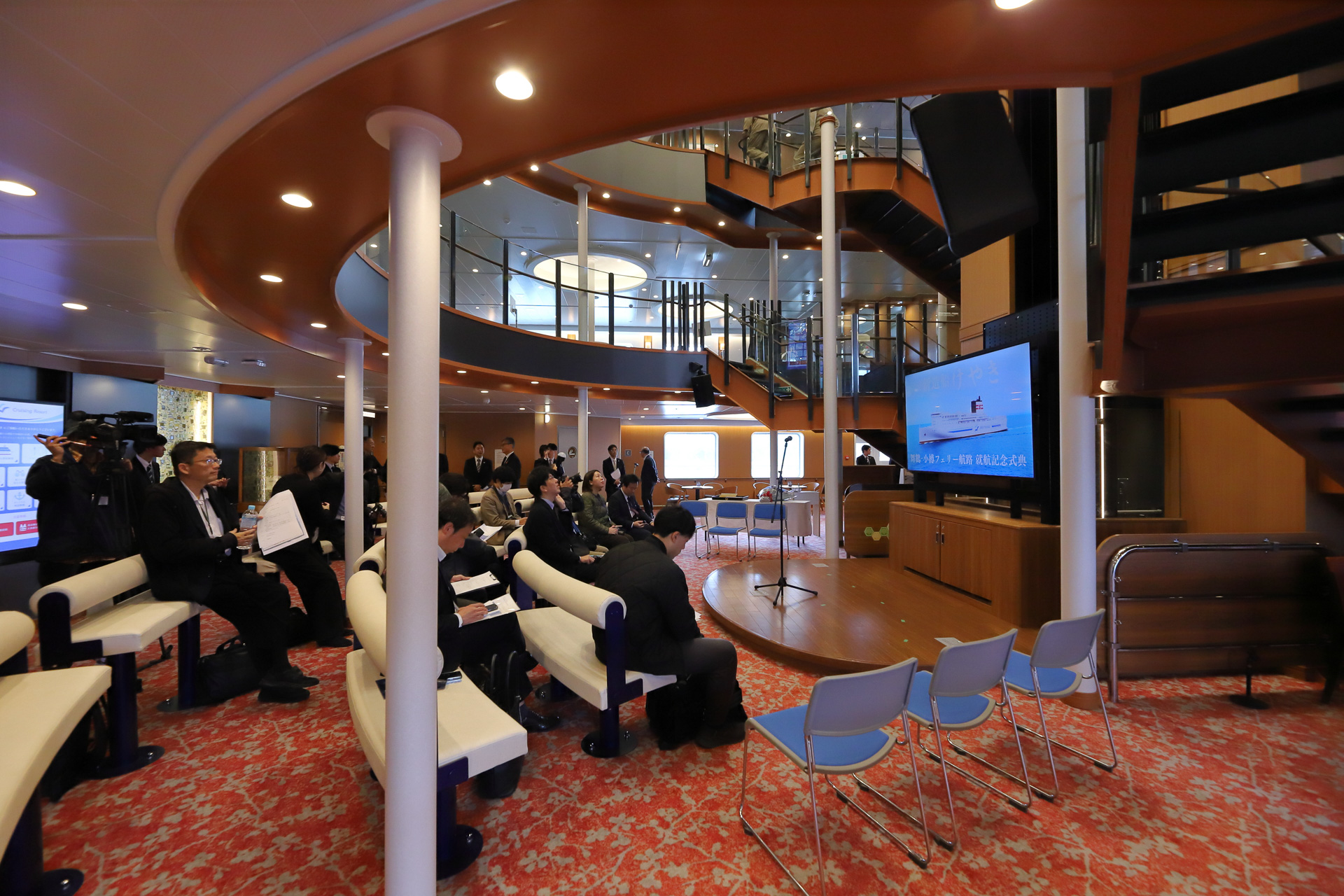 エントランスホール4階。小さなステージと固定式の椅子があり、イベントなども行なえそうだ