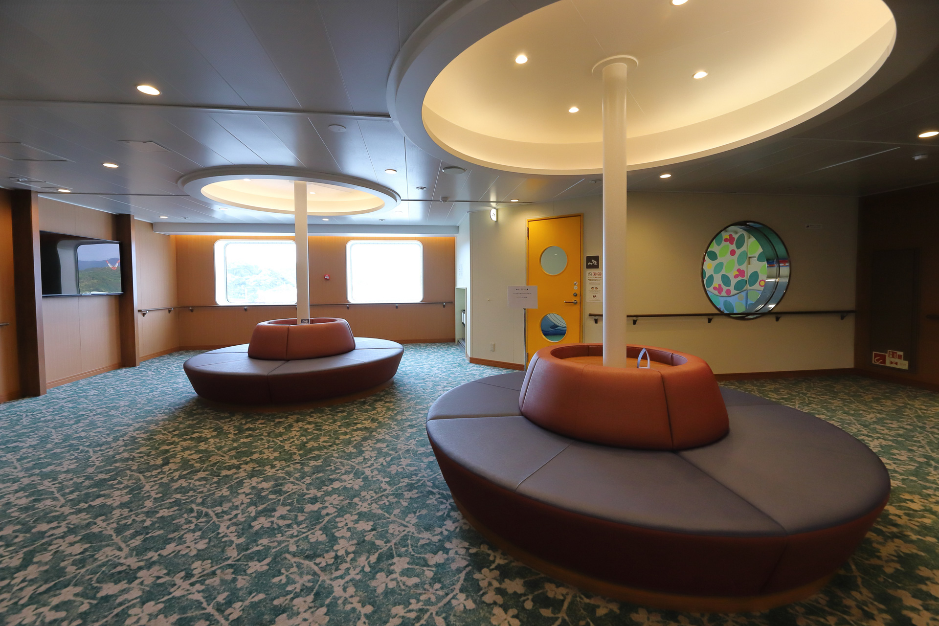 ホール5階の左舷には円形のソファとキッズルームがあり、小さな子供を安全に遊ばせることができる