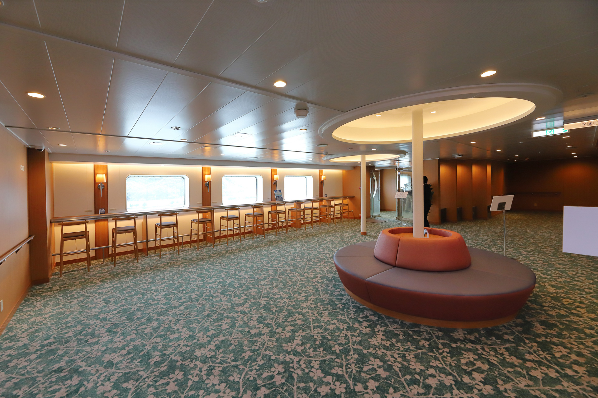 右舷は舷窓に向いたカウンター席がある。AC100VとUSB 5Vの電源も用意