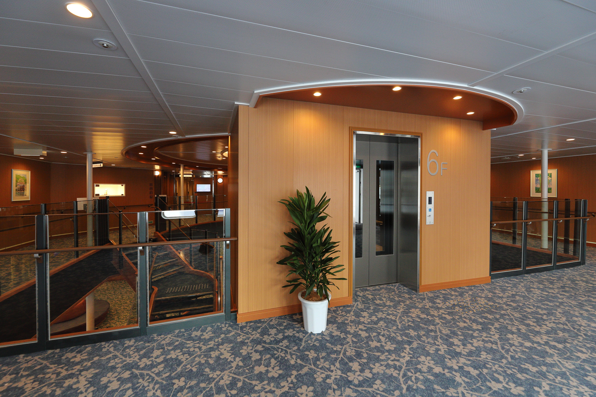 ホール6階。両舷に浴室があるためホール自体は広くない