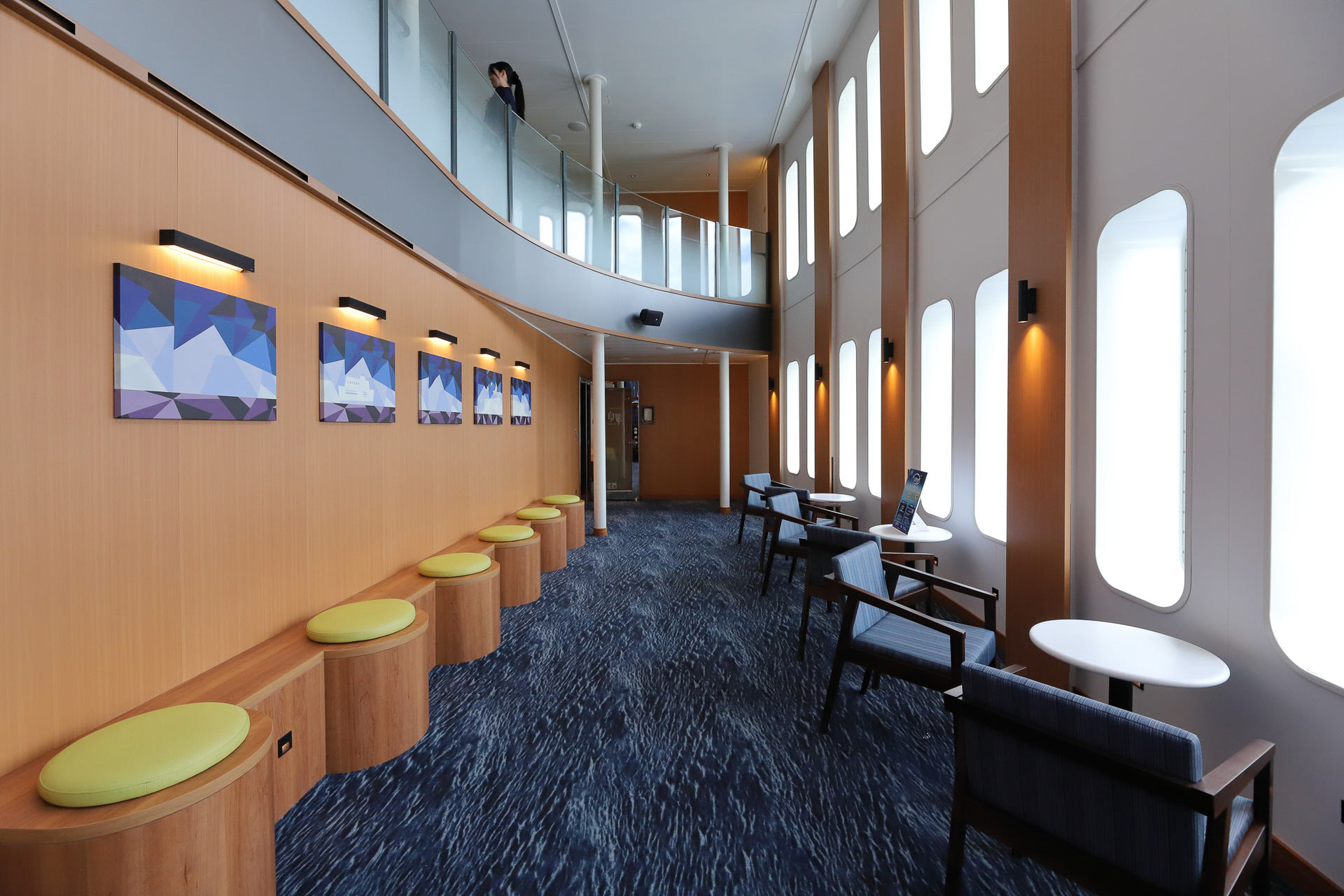 4階と5階の客室から船首側に進むとフォワードサロン「白竜」があり、晴天の日中には前面展望も楽しめる