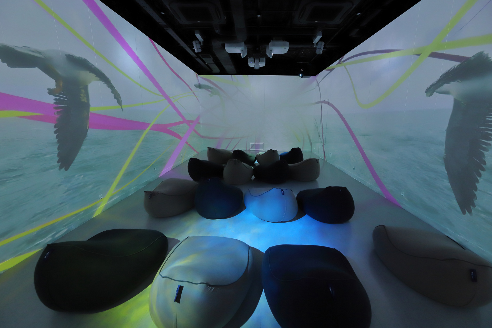 6階ホール前方のスクリーンルーム「龍宮」。人をダメにする系のクッションと3面全体に投影される映像でリラックス