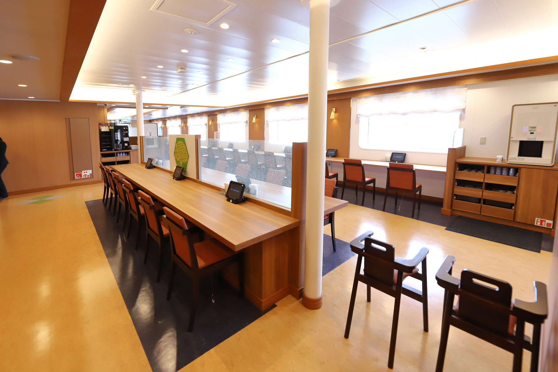 タッチパネルでの注文、セルフレジでの決済で省人化も図られている