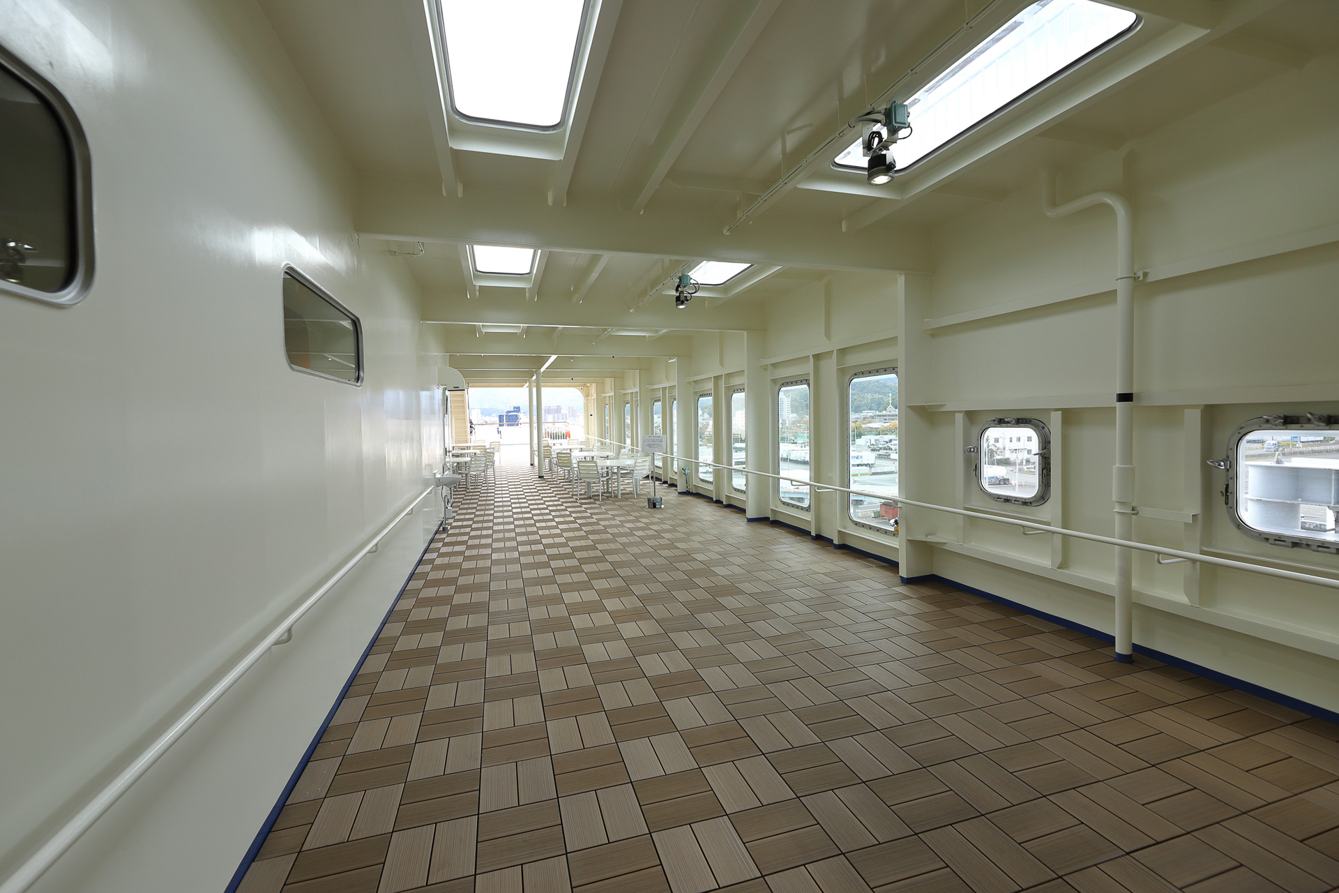 レストランから続くオープンデッキ。夏休み期間中の特定日にはバーベキューガーデンをオープンする