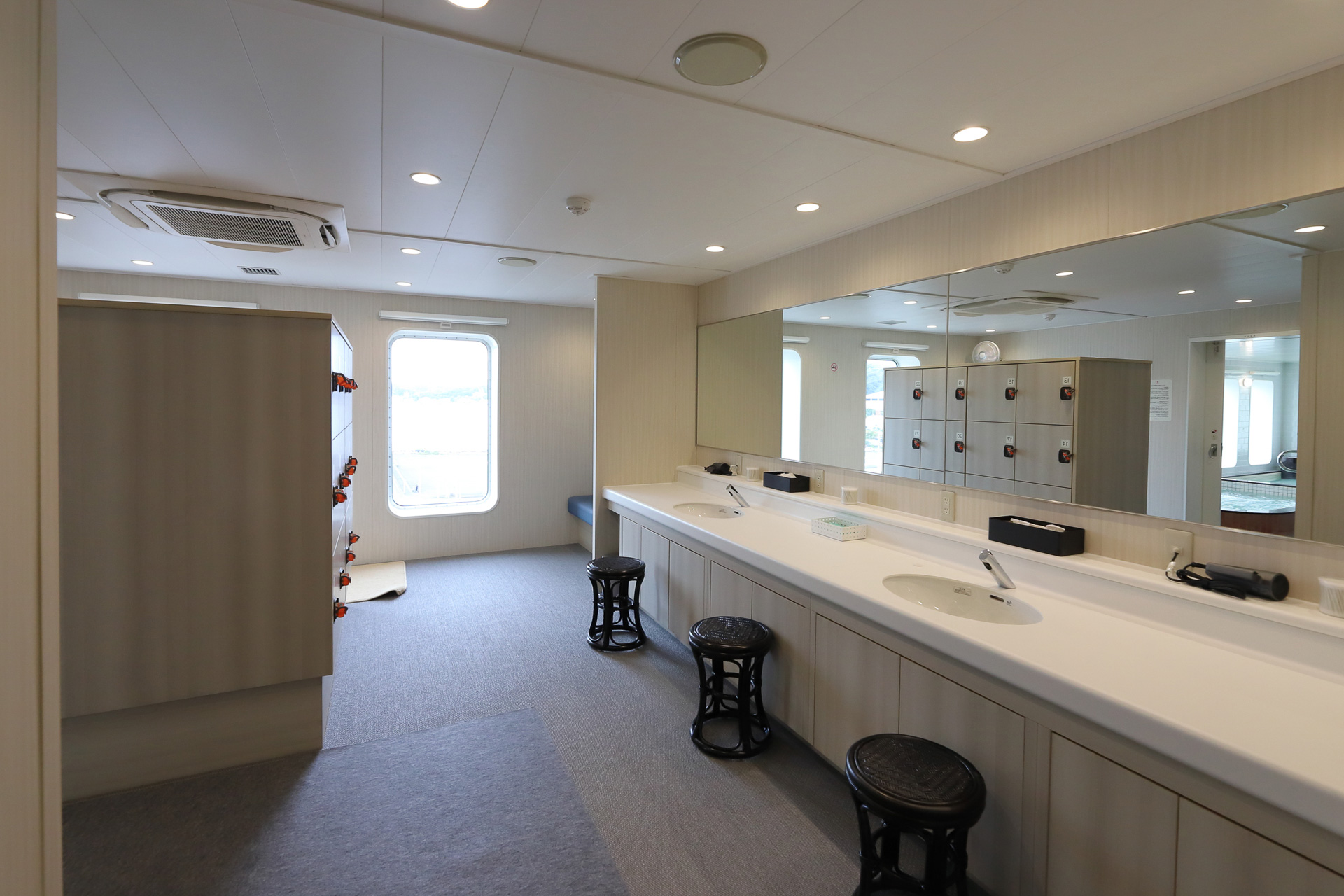 脱衣所、浴室ともに広さも十分でジャグジーも備える